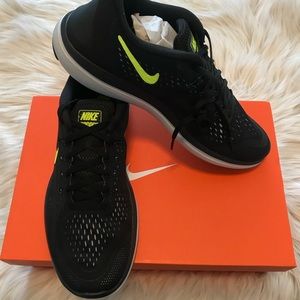 Flex Run Black Nike Sneakers